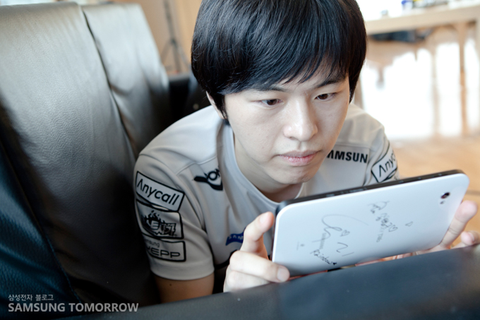 갤럭시탭을 즐기고 있는 송병구 선수