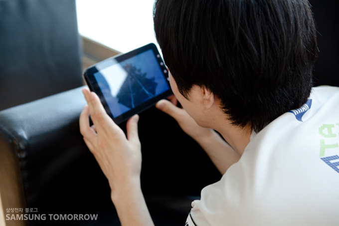갤럭시탭을 즐기고 있는 송병구 선수