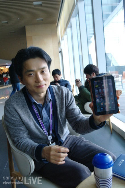 갤럭시탭을 들고 있는 김기윤 차장