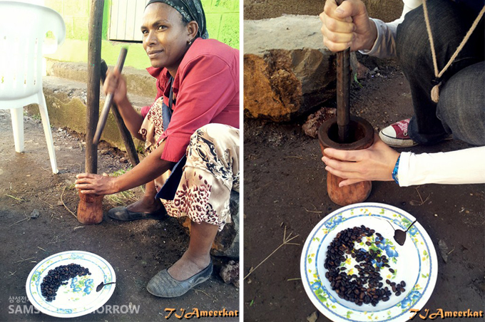 손절구에 커피알을 넣고 빻는 모습