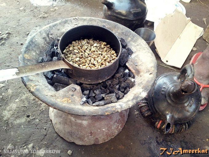 잘씻은 생두를 볶는 모습