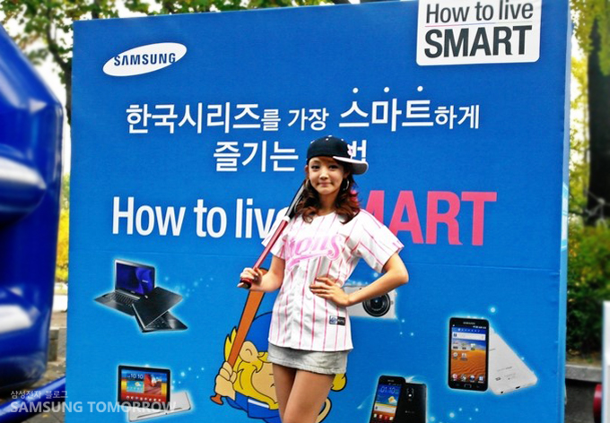 삼성 포토월앞에서 사진 찍는 모델