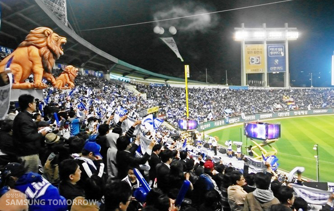 열띤 응원을 하는 사람들