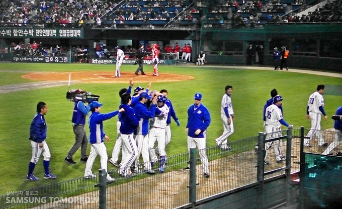 강봉규 선수가 홈런빵을 맞는 모습