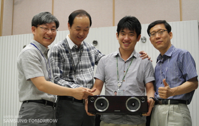 오디오 개발팀이 오디오를 들고 있는 모습