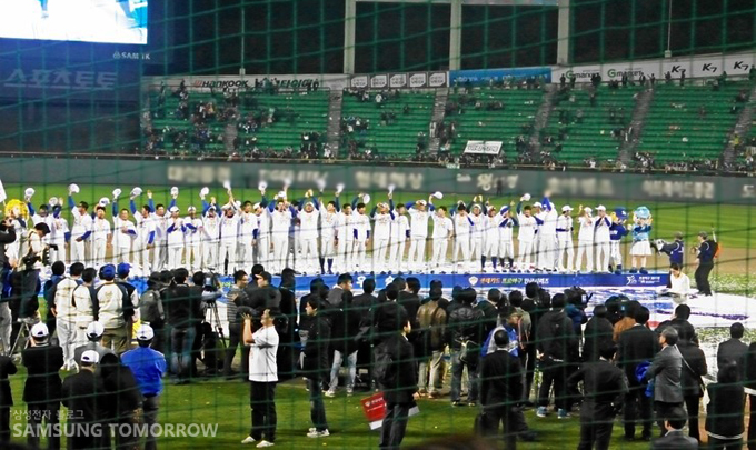 단상에 서서 환호하는 선수들