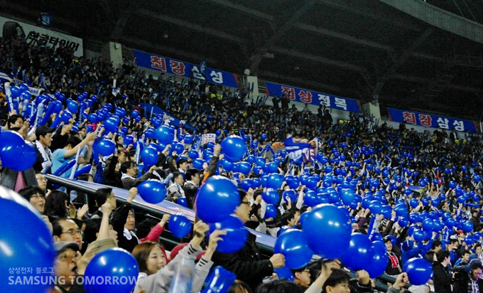 응원하는 사람들의 모습