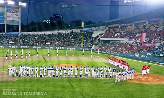 경기시작전 시구를 진행하는 모습