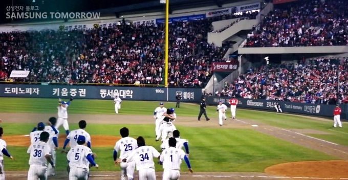 오승환 선수가 승리를 확정지음과 동시에 포수 진갑용 선수를 껴안는 모습