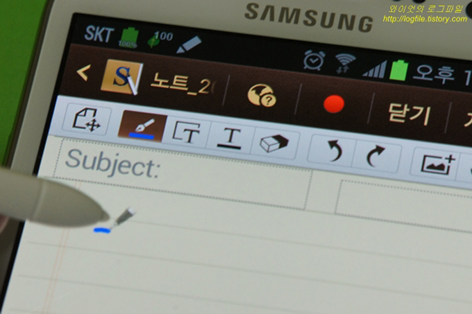 S노트에 그림을 그리는 모습