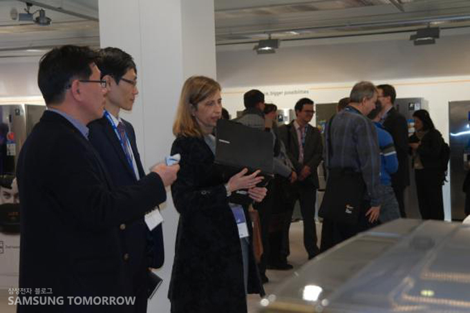 이야기를 나누는 사람들