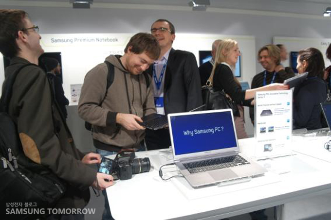삼성 제품을 체험하는 사람들
