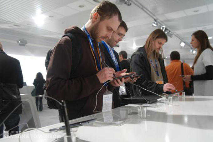 삼성 제품을 체험하는 사람들