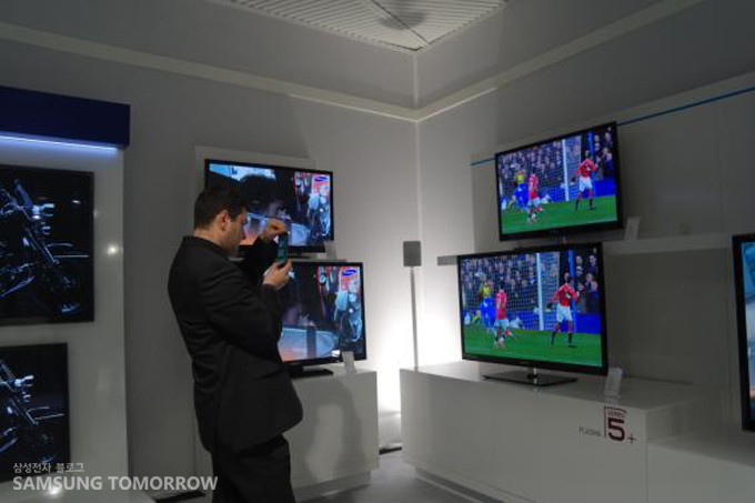 삼성 제품을 체험하는 사람들