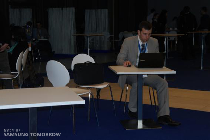 삼성 노트북을 이용하는 사람