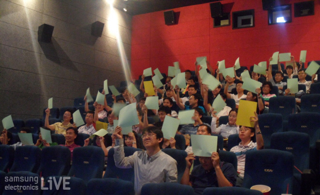 영화관에서 친목도모를 하고 있는 부서원