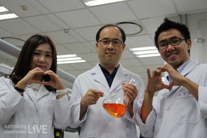 손으로 하트를 그리는 부서원들