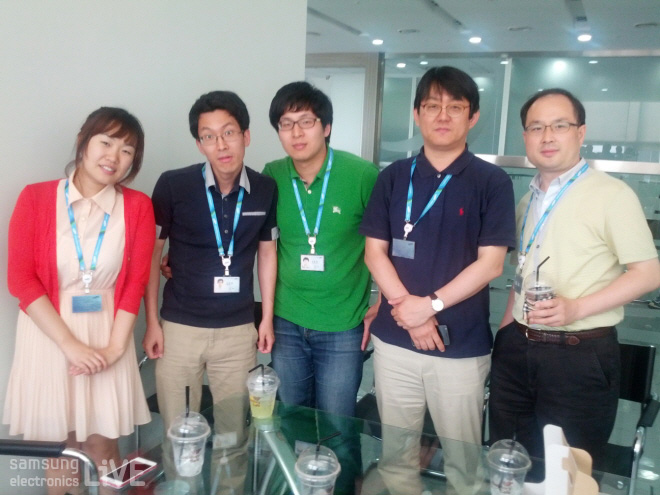 티타임을 가지는 부서원들