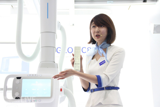 삼성 제품 설명하는 모습