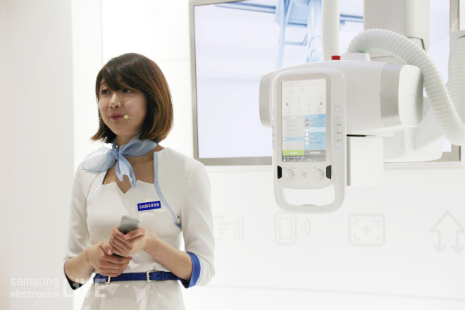 삼성 제품을 설명하고 있는 모습