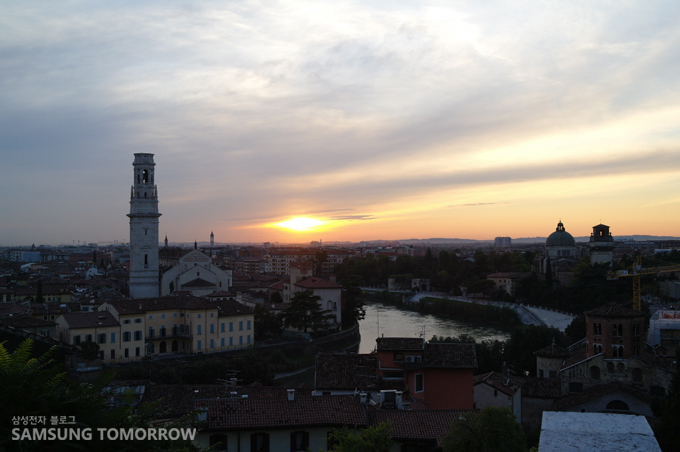 노을지는 도시에 솟아오른 등대