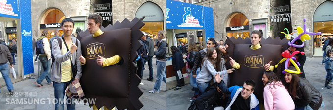 프로모션 행사 인형과 함께 