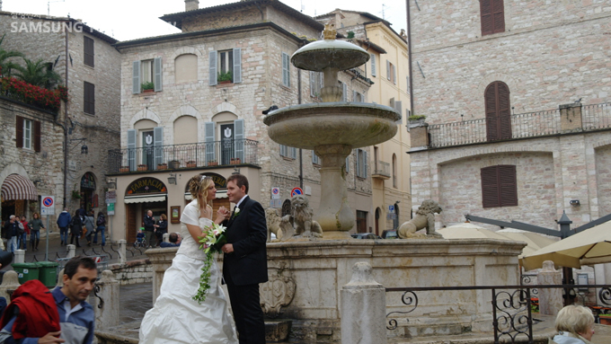 분수대 앞에서 결혼하는 커플