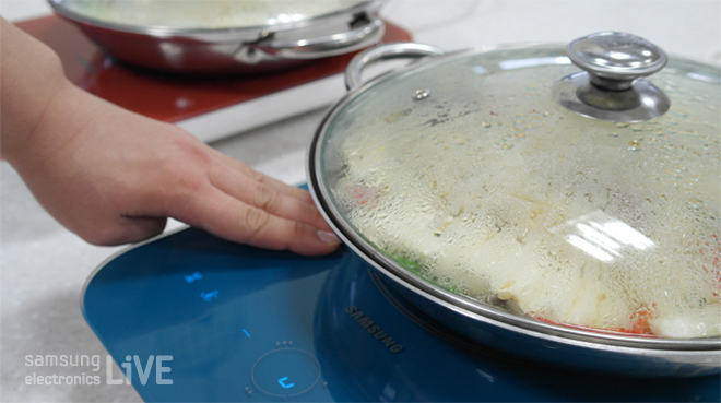 최지웅 사원의 손이 인덕션 위로 닿는 모습