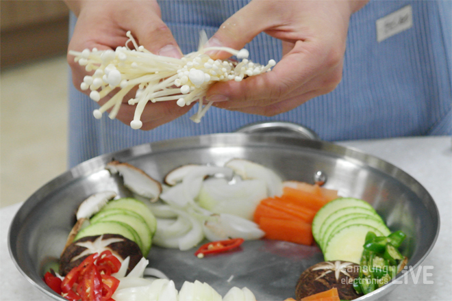 재료를 냄비에 담는 모습