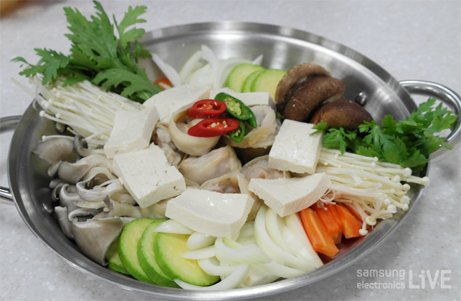 재료를 냄비에 담은 모습