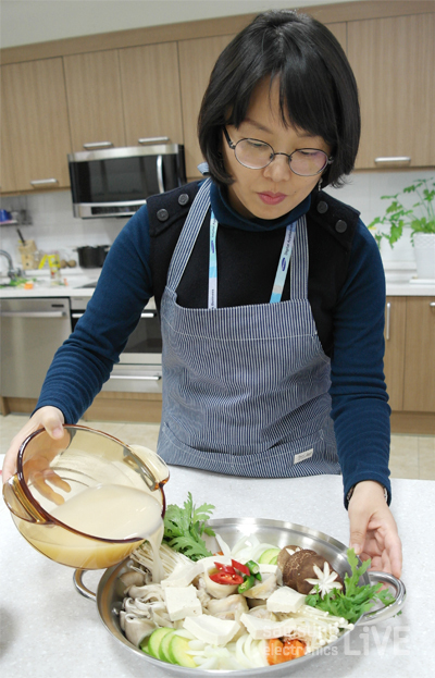 육수를 붓는 모습