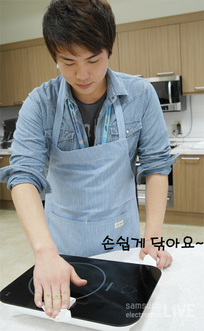 인덕션레인지를 닦는 모습