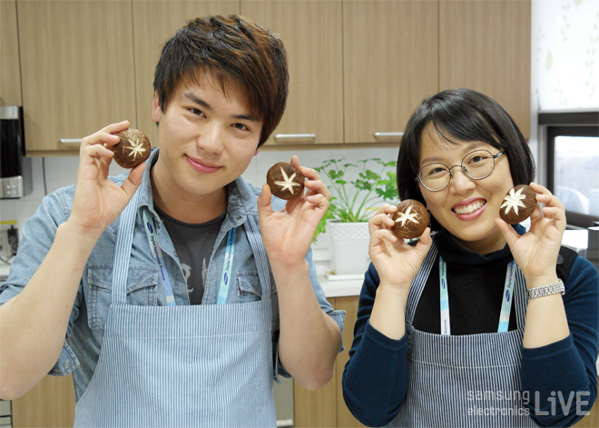 표교버섯을 들고 있는 모습