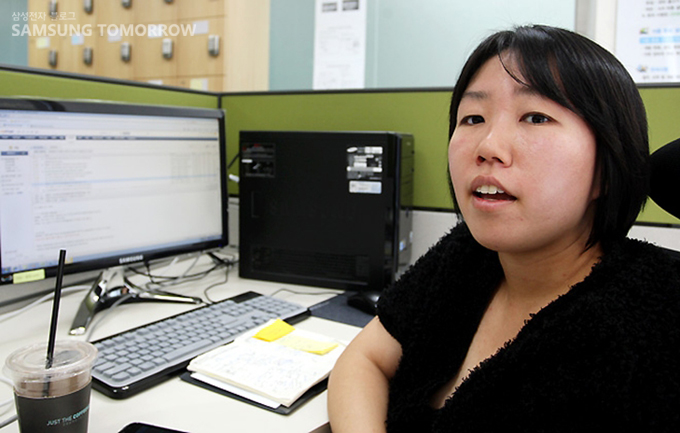 인사그룹 백 대리가 인터뷰하는 모습