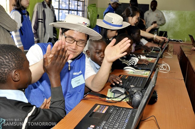 하이파이브를 하는 삼성직원과 아이