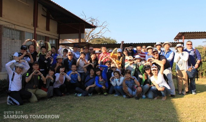 단체사진을 찍는 봉사단