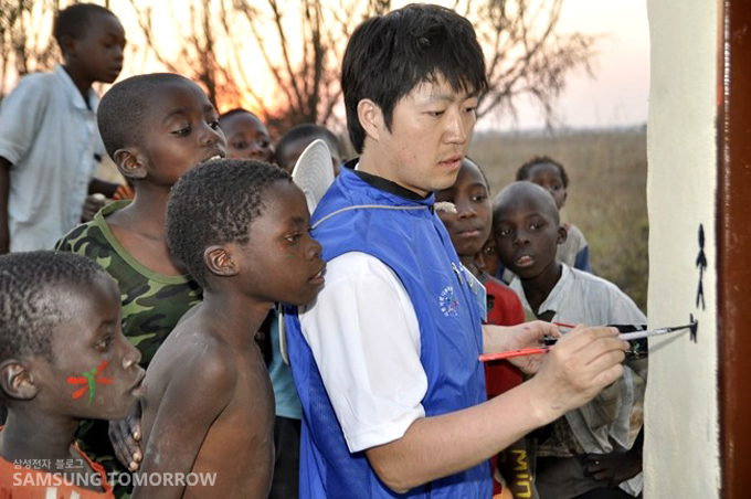 화장실에 남자여자 표시하는 삼성 직원