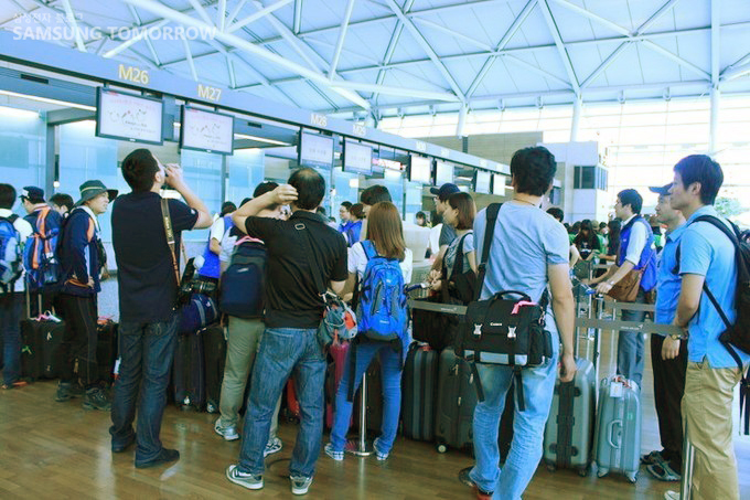 인천공항세ㅓ 수화물 붙이길 기다리는 삼성전자 임직원과 삼성의료원 사람들