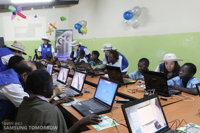 컴퓨터를 배우는 아이들