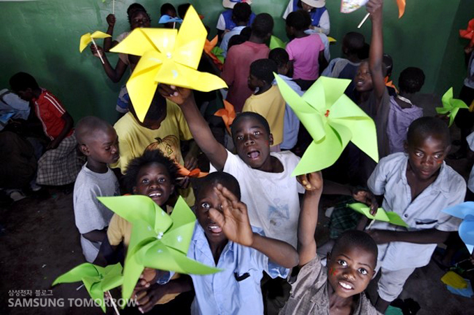 바람개비를 만들고 좋아하는 어린이들