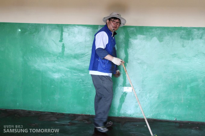 페인트칠하는 삼성직원들