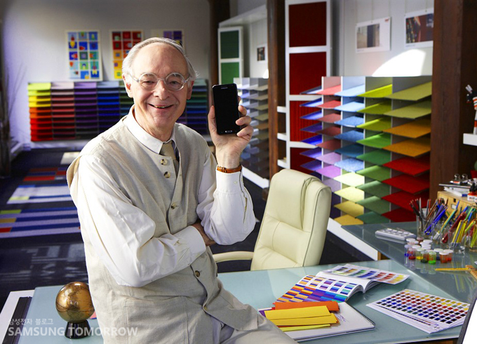 갤럭시S2 LTE를 들고 있는 장필립 랑클로