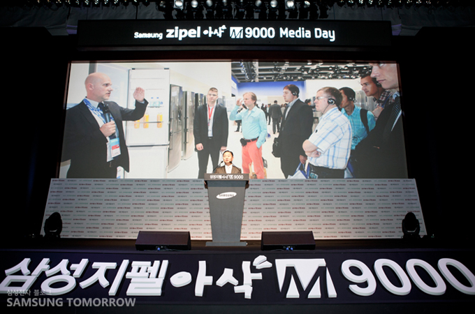 생활 가전 사업부 전략 마케팅 팀장 엄영훈 전무가 말하는 모습