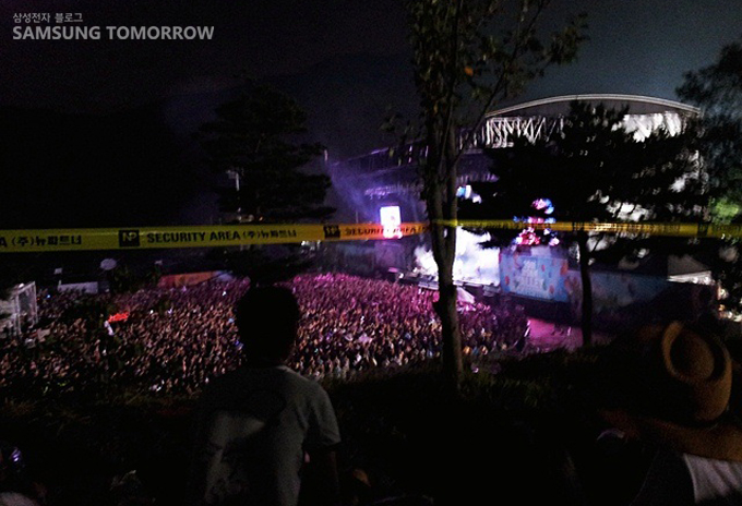 Arctic Monkeys를 보기 위해 몰린 인파