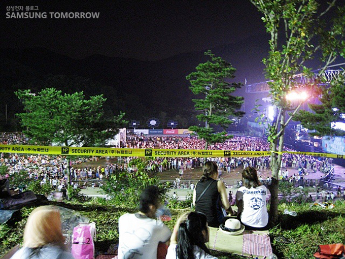 공연을 기다리는 사람들