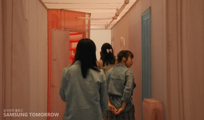 천으로 만든집을 둘러보는 스토리텔러의 모습