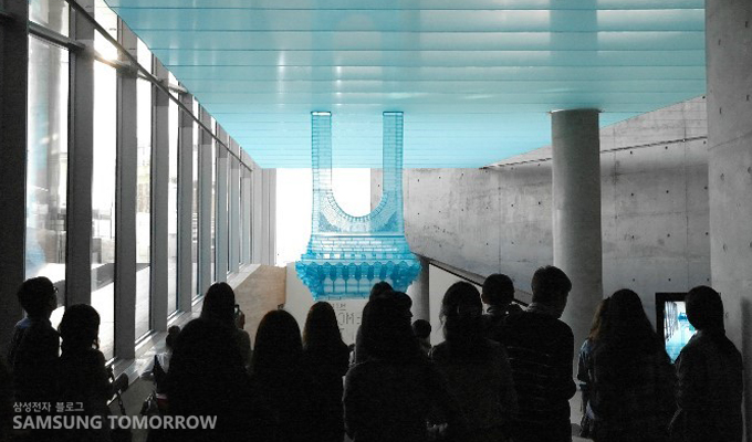 많은 인파가 몰린 기획 전시실의 모습