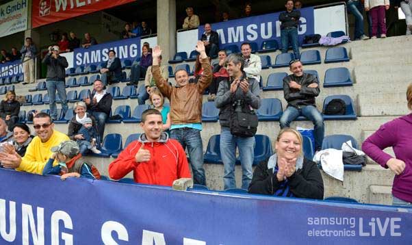 아이들을 바라보는 부모님