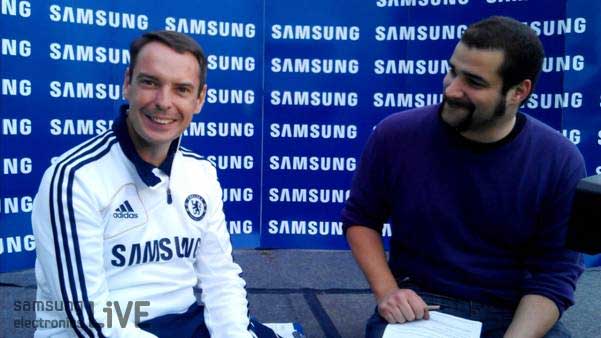 크로네짜이퉁 스포츠전문기자와 대표코치가 인터뷰하는 모습