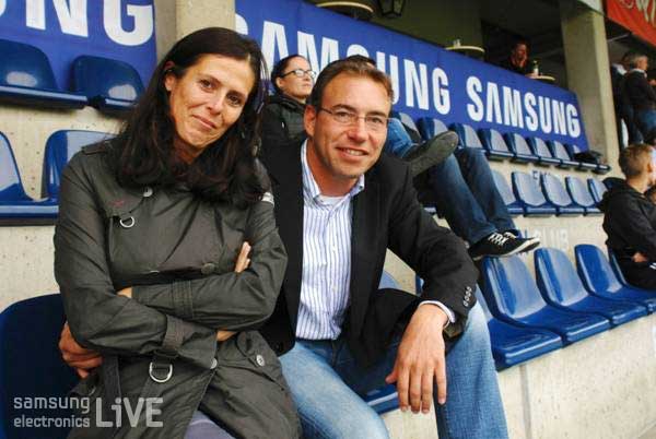 아이들을 바라보는 부모님